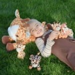 Muiteiur 5-Piece Giraffe Plush Set – 21.6″ Mommy Giraffe with 4 Baby Giraffes – Soft Stuffed Animal Toys for Kids - Image 3